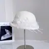 Sombrero de cubo de lana estilo lujo ligero para mujer con decoración de plumas de malla, sombrero de pescador retro a la moda para invierno