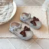 Sandalias estilo coreano con lazo para niñas, zapatos de bebé de punta cerrada, zapatos de playa para niños pequeños de suela blanda, sandalias de princesa elegantes para niñas
