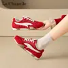 Zapatillas de entrenamiento alemanas de estilo alto retro color rojo vino con paneles de malla, zapatillas planas de caña baja para mujer, ligeras, transpirables, cómodas para el transporte
