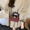 Bolso cuadrado pequeño con patrón de rombos nuevo, estilo francés, moderno y elegante, con asa de cadena, adecuado para el trabajo, para ir y venir del trabajo, y se puede llevar como bolso de hombro o bolso cruzado