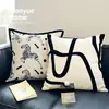Sofá moderno minimalista con cojines estilo ins en blanco y negro, patrón de cebra de lujo ligero, adecuado para sala de estar, mesita de noche y casa de huéspedes, funda de almohada vintage para ventanal