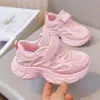 Zapatos de Malla Transpirable Estilo Nuevo 2026 para Niñas tipo Papá, Versión Delgada de Verano con Velcro, Zapatos Deportivos para Niños, Modernos y Casuales