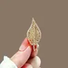 Broche Elegante de Novo Estilo Anti-corrida Alfinete Costura de Gola Sem Marca Artefato Atmosférico Versátil High-end Acessórios Fixos para Roupas para Mulheres