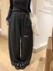 De ella, un par de pantalones casuales de pierna recta para mujer con cintura elástica y cordón, con un diseño simple de estilo coreano con detalles de bolsillos y un toque de dulzura, modelo 66916