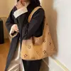 Bolso de Hombro con Flecos de Gamuza y Diseño de Pétalos 2025 Nuevo Retro Versátil Gran Capacidad Casual Bolso Tote de Axila