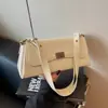 Venta al por mayor transfronteriza de bolsos de mujer de alta gama para nicho 2026 Nueva moda Bolso de hombro retro debajo del brazo Bolso cruzado versátil