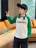 [Liquidación] Top Versátil para Niños Primavera 2026 Camiseta de Manga Larga de Algodón Puro con Estampado de Letras y Mangas Raglán Bloqueadas por Color Moderno