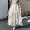 Roupas femininas: Saia longa de chiffon assimetrica com babados e renda emendada na cor damasco, cintura alta, modelo solto em A para mulheres no verão
