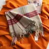 Novo Cachecol de Outono e Inverno com Estampa Xadrez Listrada e Toque de Caxemira para Mulheres, Casual de Alta Qualidade, Xale Quente e Versátil Disponível para Atacado