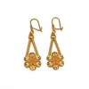 Pendientes tallados de moda retro transfronteriza europea y americana, chapados en oro de 18 quilates, pendientes de flor con textura de alta calidad para mujer