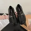 Mocasines de suela gruesa estilo británico para mujer, nuevo modelo otoño 2026, zapatos negros sin cordones con hebilla metálica, versátiles para ir al trabajo