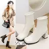 Botas cuadradas de tacón grueso estilo francés para mujer, nuevo modelo de invierno 2026, forradas de felpa, botas versátiles de ajuste ceñido, botines de tacón alto modernos y elegantes