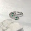 Anillo de serpiente de dos cabezas con ojos verdes de estilo europeo y americano 2023, anillo de circón exquisito personalizado de moda para hombres y mujeres.