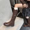 As Botas Também São Botas de Equitação de Pernas Retas em Couro de Bezerro de Couro Integral para Mulheres, Inverno 2025, Salto Médio Grosso, Bico Arredondado, Botas de Cano Alto em Couro Genuíno