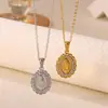 Colar com Pingente Redondo Cravejado de Diamantes em Aço Inoxidável Galvanoplastia a Vácuo em Ouro 18K Pingente Retrato Retrô Europeu e Americano Elegante Corrente Clavícula Venda por Atacado
