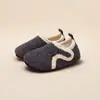 Calcetines de piso para niños, estilo padre-hijo, otoño e invierno, forrados de felpa y engrosados, zapatos suaves antideslizantes de interior para bebés que aprenden a caminar, diseñados para mantener los pies calientes en suelos fríos