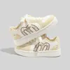 Moda Versátil Nova Outono 2026 Tênis Brancos para Mulheres Estilo Coreano Sola Grossa Aumento de Altura Casual Leve Simples Sapatos Esportivos