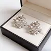 Exquisitos Pendientes de Flor de Metal Retro Tridimensionales para Mujer, Diseño de Nicho, Pendientes Elegantes y a la Moda con un Toque de Lujo Ligero y de Alta Gama