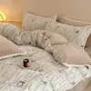 Conjunto de quatro peças em veludo de leite grau A com bordados florais, alta densidade, espesso e quente, adequado para uso no inverno, feito de flanela francesa e fleece de coral, um conjunto de três peças para dormitórios