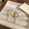 Pendientes de Perla con Pétalos Blancos para Mujer Sin Perforar, Lujo Accesible, Pendientes de Diseño Único, Pinzas para Orejas con Borla Larga, Discos de Espiral Antimosquitos