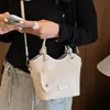 Bolso tejido con patrón único para mujer, nuevo y moderno bolso de hombro de lujo ligero para el verano 2026, bolso cruzado tipo cubo para el trabajo