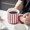 Taza de cerámica a rayas al por mayor estilo ins taza de agua para pareja de uso doméstico diseño femenino taza para café para hombre creativa
