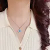 Collar de trébol de cuatro hojas azul de moda versátil estilo francés con diamantes completos para mujer, único, lujo ligero, gama alta, cadena súper brillante para clavícula al por mayor
