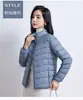 Mismo estilo que en el centro comercial, nueva chaqueta de mujer corta cálida para otoño e invierno con plumón de pato, ligera, moderna, con cuello alto