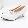 Estilo Princesa Gato Estrella Encaje Blanco Tacón Bajo Zapatos de Boda Zapatos de Novia Decoración Hecha a Mano Simples Zapatos de Dama de Honor Fabricante Mayorista
