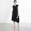 Vestido Miyake Lujo Ligero Sensación de Alta Gama Verano 2026 Nuevo Cuello en V Patchwork Irregular Falda Midi Falda de Temperamento