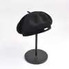 Chapéus de Moda Novos de Verão para Mulheres Atacado Alta Qualidade Tridimensional Aba Larga Logo Metálico Beret de Linho Tricotado