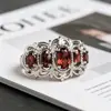 Anillo de Lujo Ligero Transfronterizo Yanbai con Granate y Circonita, Anillo Rojo Vintage Elegante, Moderno y Deslumbrante, Exquisito y Refinado