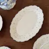 Vajilla de cerámica con relieve de encaje floral vintage estilo francés, que incluye cuencos de cerámica, tazas de café y platillos, platos llanos, platos de postre y platos ovalados
