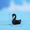 Adornos de decoración de micropaisaje de musgo, simulación de cisne blanco y negro de dibujos animados, muñeco de PVC, marioneta de mano