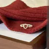 Anillo de Corazón de Granate Borgoña de Alta Imitación con Perla de Imitación Shijia para Mujer Nuevo Joven Lujo Gama Alta Anillo de Cuerda Elástica