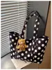 Nova Bolsa Tote de Bolinhas Estilo Coreano para Mulheres, Bolsa de Ombro de Grande Capacidade com Pingente de Urso, Bolsa de Mão para Estudantes e Commuters