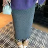 Saia midi feminina de outono e inverno de cintura alta, afunilada, corte A, com cós elástico, apresentando design de bolinhas em tricô e corte reto com barra franzida