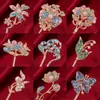 Clivia hojas verdes ramas florales mariposa aleación palillo para el pelo estilo antiguo qipao hanfu recogido accesorios para el pelo base soporte DIY nácar