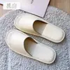 Chinelos de couro PU impermeáveis de verão para uso doméstico, com solas macias de látex, antiderrapantes e resistentes a odores, chinelos internos femininos para salões de beleza, luxo leve