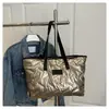 Bolsa de gran capacidad para chaqueta de plumón para mujer 2025 Nueva Otoño e Invierno Versátil Ins Nicho Bolso de mano Bolso tote de moda