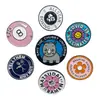 Insígnia de metal personalizada com acabamento em esmalte, incrustada com azulejos, design vazado, insígnia escolar, impressão UV, insígnia impressa colorida, broche personalizado