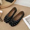 Zapatos versátiles de punta dividida, elegante diseño de lunares, apertura poco profunda, impresionantes zapatos planos de piel de cerdo, hermosa nueva colección otoño 2026, zapatos de suela plana