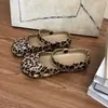 Sapatos Perfurados Estilo Ballet Modernos 2026 Primavera Novos Slip-On Vazados Estampa de Leopardo Planos Antiderrapantes Sandálias Fechadas