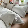 Conjunto de Roupa de Cama de Quatro Peças em Algodão Puro Lavado com Botões Estilo Muji, Capa de Edredom em Gaze Jacquard de Camada Dupla, Conjunto de Três Peças para Dormitório Estudantil