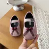 Sapatos de veludo e couro para meninas 2026 Outono menina slip-on de corte baixo sapatos de princesa cereja sapatos infantis de sola macia