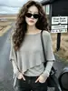 Top de punto asimétrico de manga larga, de alta gama, suave y elegante, estilo chal para mujer, una nueva colección de otoño que estiliza y es versátil, una prenda de moda