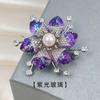 Broche de flor de cristal de lujo de alta gama ambiente de moda otoño e invierno ramillete para ropa pines pequeños delicados de alta gama para mujer