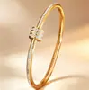 Item de Venda Quente Transfronteiriço, Estilo Minimalista Único, Design de Nicho, Pulseira Feminina de Aço Titânio Antidescolorante, Pulseira Elegante de Aço Inoxidável de Luxo Leve