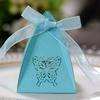 Caja de dulces con forma de mariposa en forma de triángulo hueco para fiestas navideñas transfronterizas, caja de dulces con cinta de agradecimiento para bodas, disponible en stock