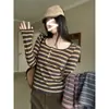 Blusa Listrada Manga Longa Cor Café Retrô Americana Coreana para Mulheres, Nova Camada Base de Outono com Design Único e Caimento Justo